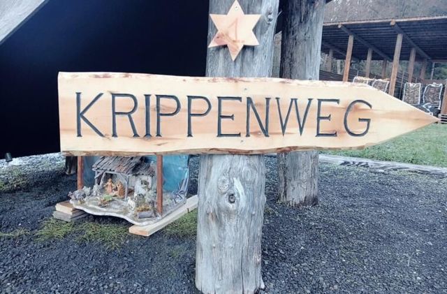 Familienspaziergang auf dem Krippenweg in Schaanwald