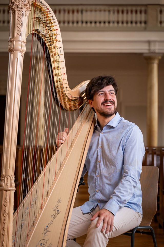 Harfenkonzert mit Viktor Hartobanu